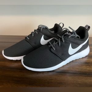 NEVER WORN! Woman’s Nike tennis shoes